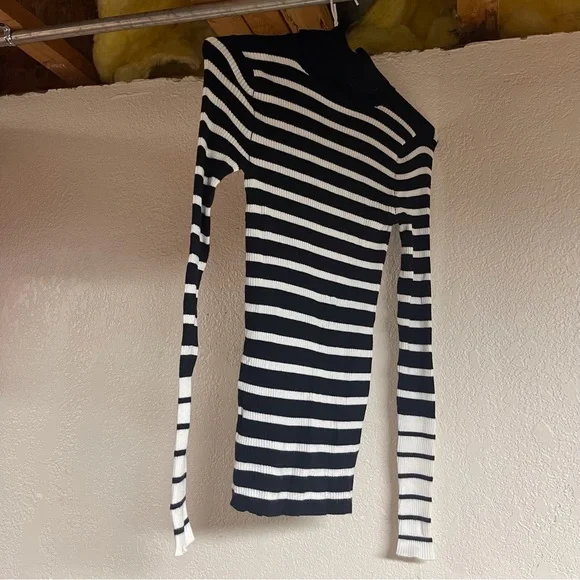 Sweater - Picture 1 of 2